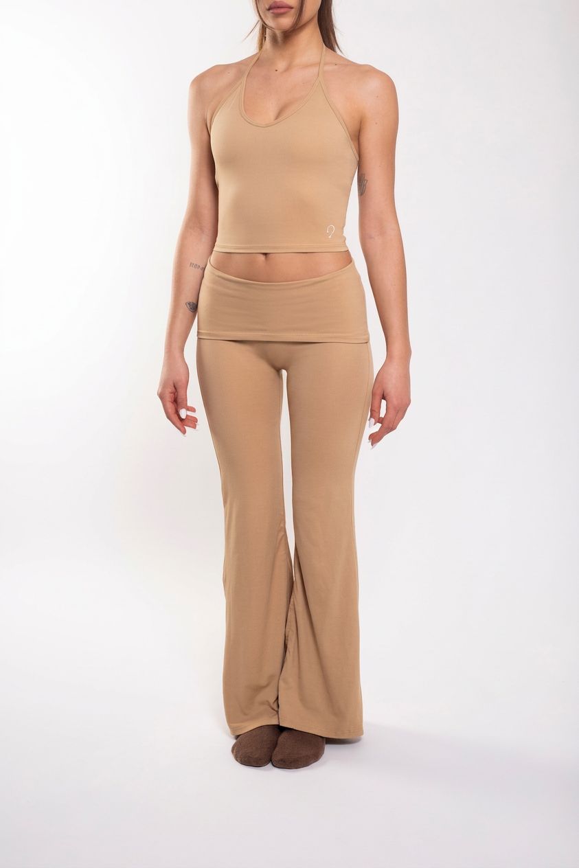 Ensemble activewear VORN « Softie » — coloris Beige : top dos nu + pantalon évasé