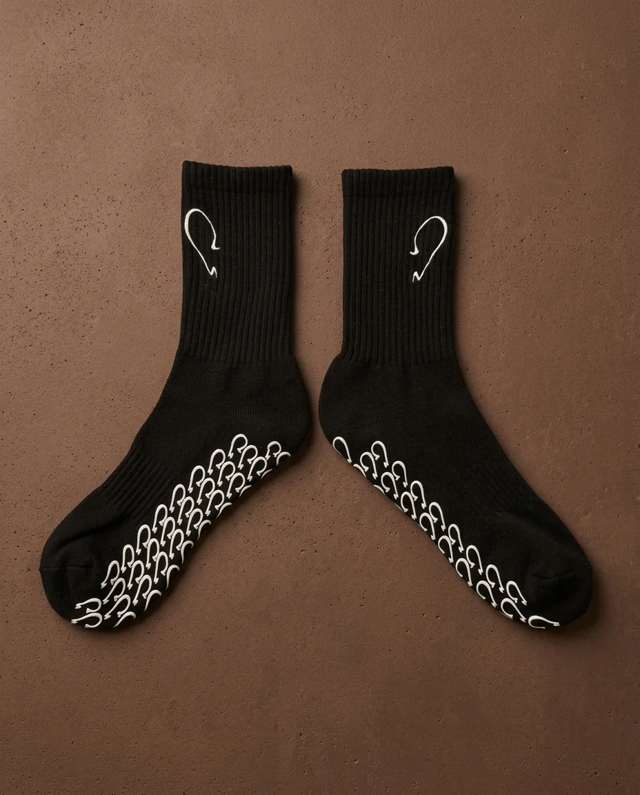 Paire de chaussettes de Pilates VORN en coton noir avec cœur brodé et grip antidérapant sous la semelle
